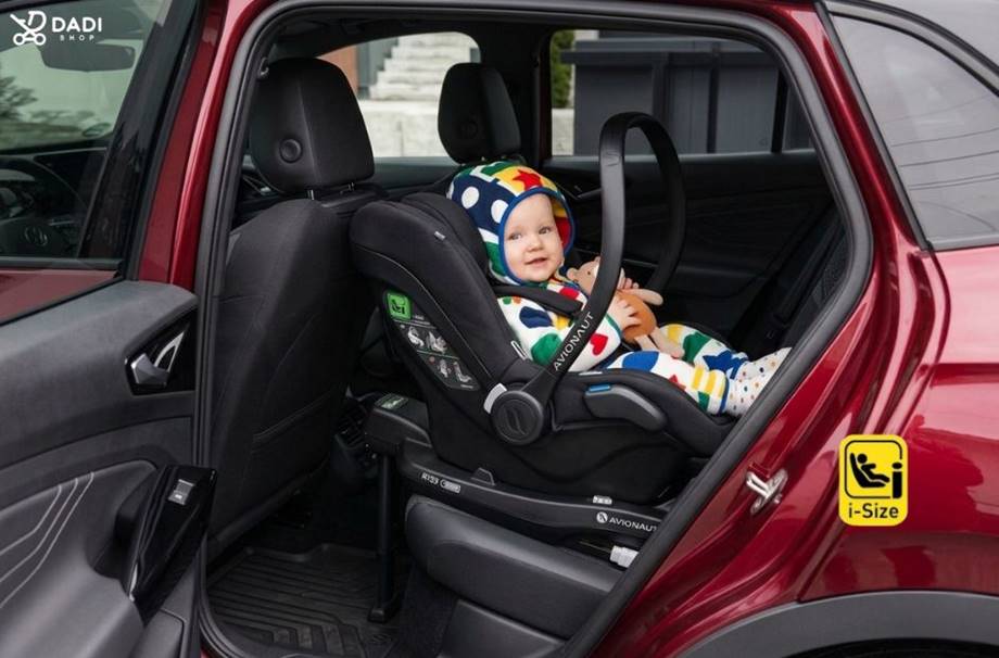 Fotelik samochodowy dla niemowlaka 0-13 kg w aucie, jazda tyłem.